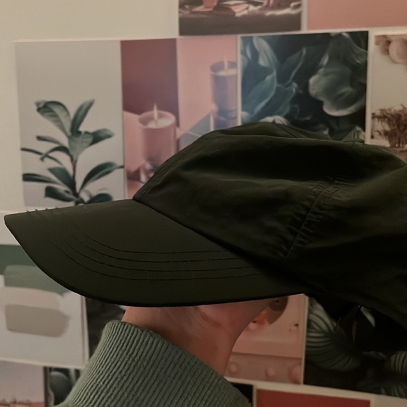 Black sports cap - Picture 3 of 3